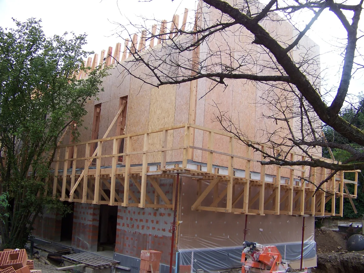 Charpente et toiture d’une maison à structure bois en cours de construction